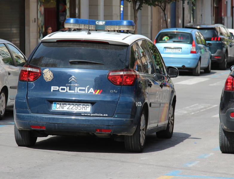 coche de la policía nacional detenidos agresión