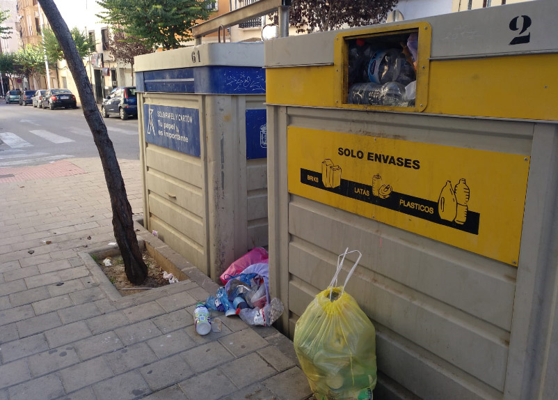contenedores de reciclaje llenos