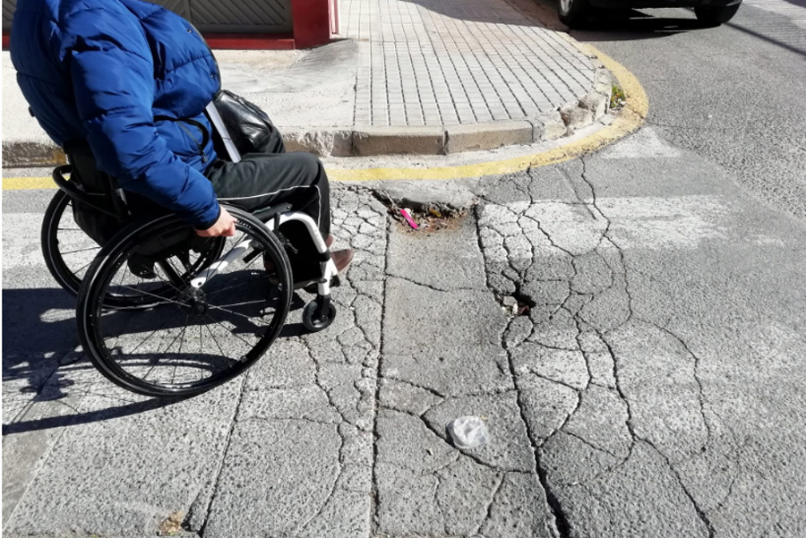 protesta silla de ruedas barreras arquitectónicas