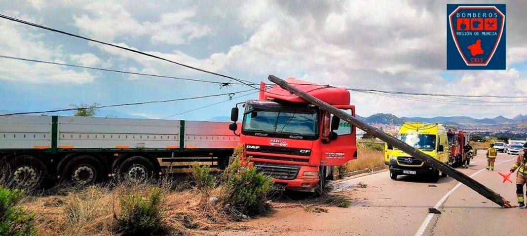 accidente camión poste