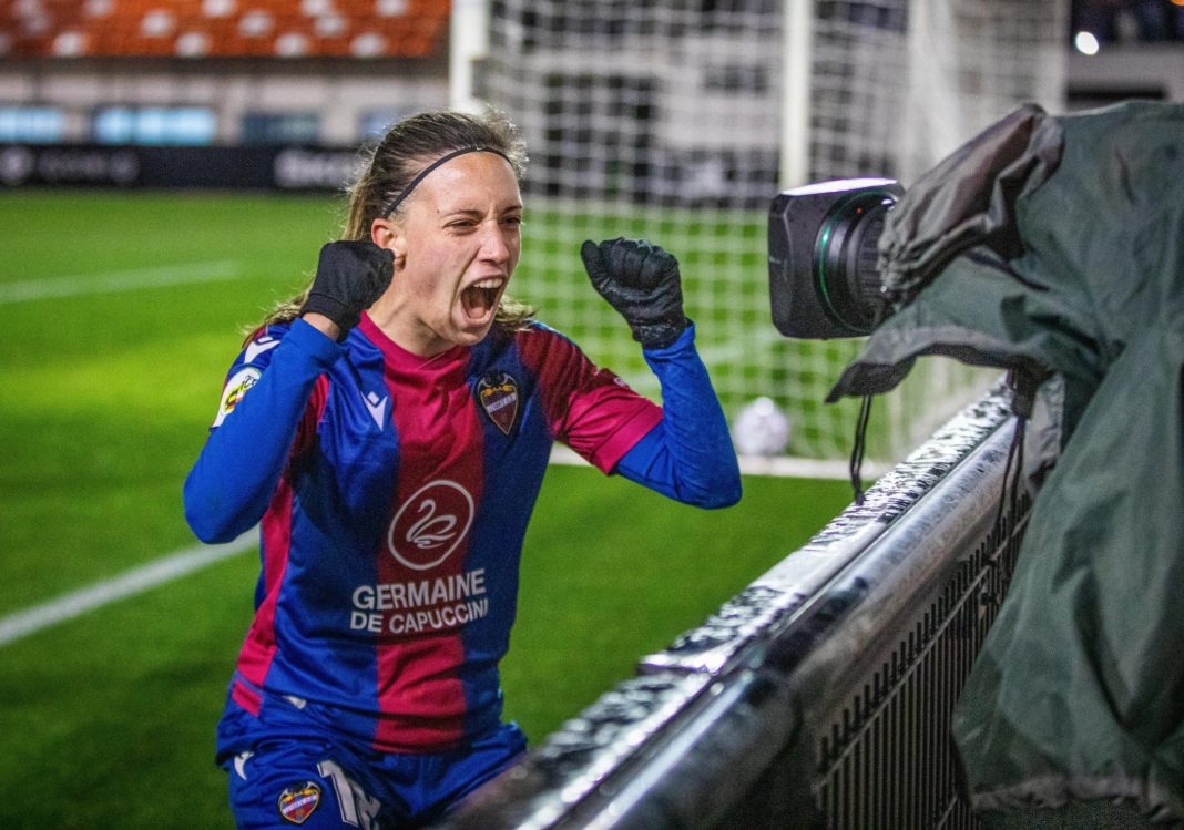 Eva Navarro celebra su gol. Foto: UD Levante - Teika