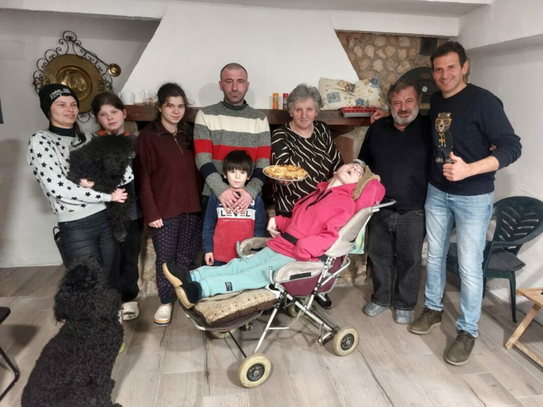 familias desplazadas ucrania La familia ucraniana junto a Fran Reyes (derecha)