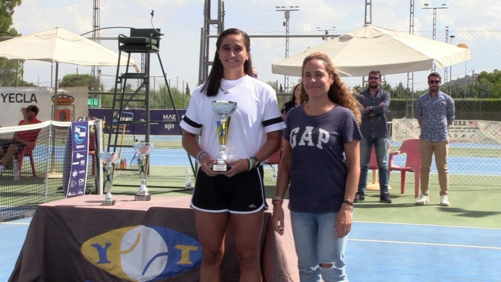 Marina Benito, campeona del torneo junto a Esther Ruiz, vicepresidenta del YCT