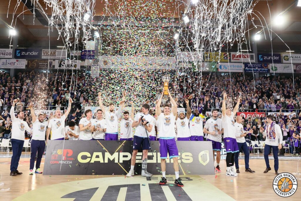 Chumi Ortega, capitán del Palencia Basket, levanta la copa | Foto: