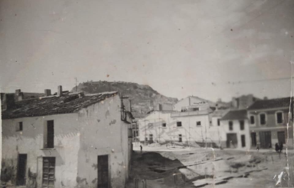 Foto de la Plaza de San Cayetano desde la Tienda de Justo.Aproximadamente a comienzos de los años cincuenta.