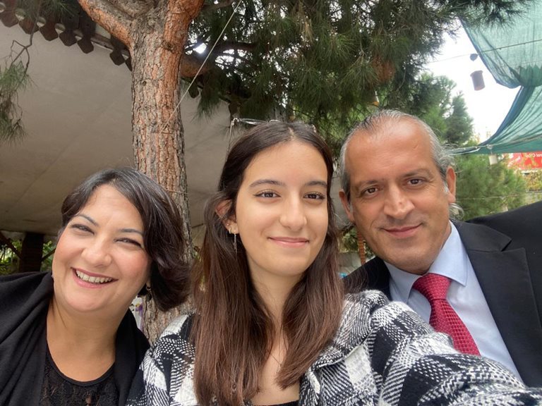 Elif con su familia turca