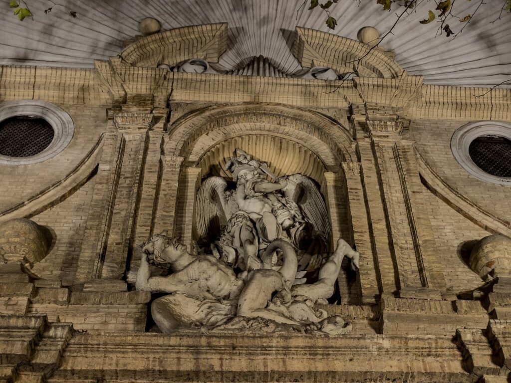 Escultura en la iglesia de San Miguel de Los Navarros
