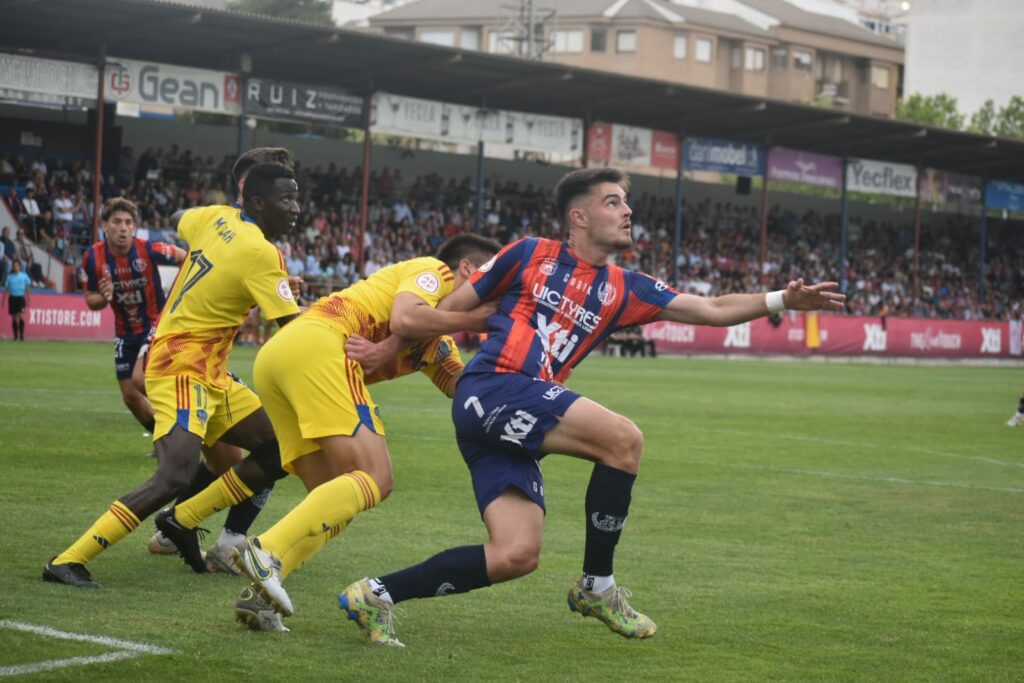 El Yeclano Deportivo fue muy superior al Lleida en un partido que controló de principio a fin y que se llevó por un claro 2-0