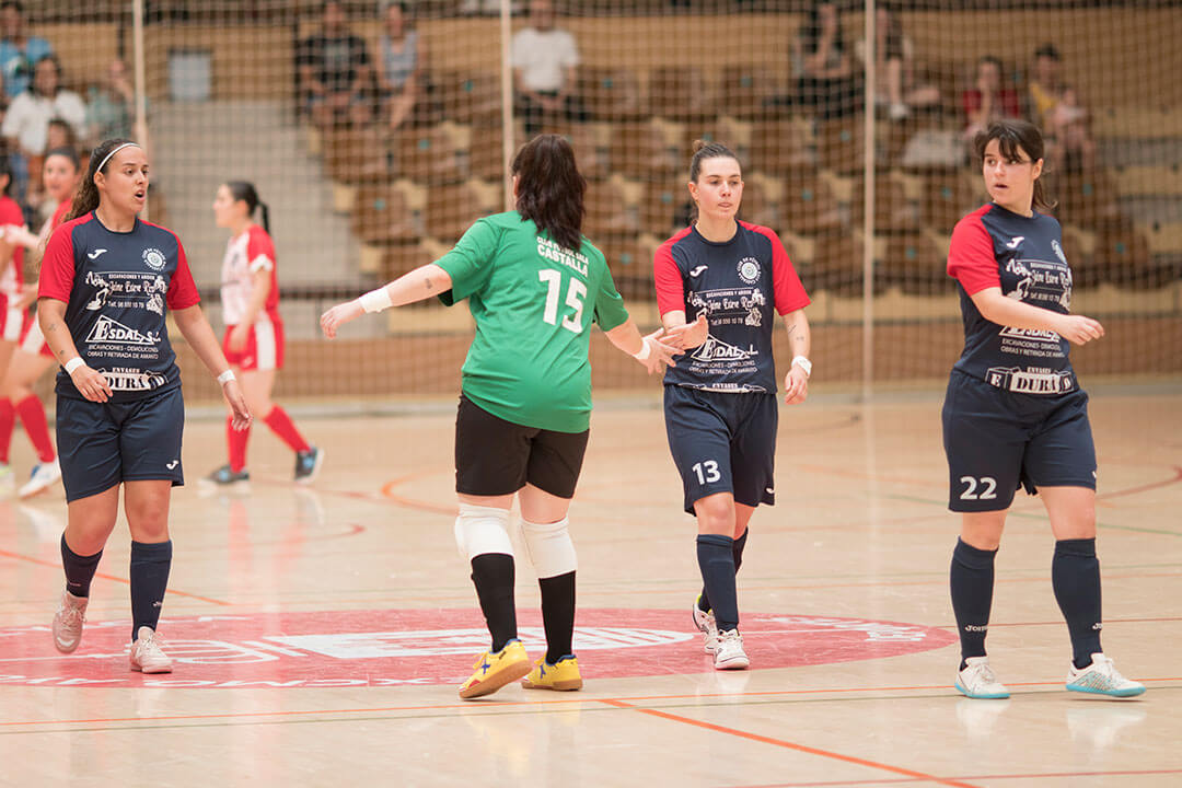 Castalla Futbol Sala La portera da la mano a sus jugadoras tras marcar un tanto que acorta las diferencias