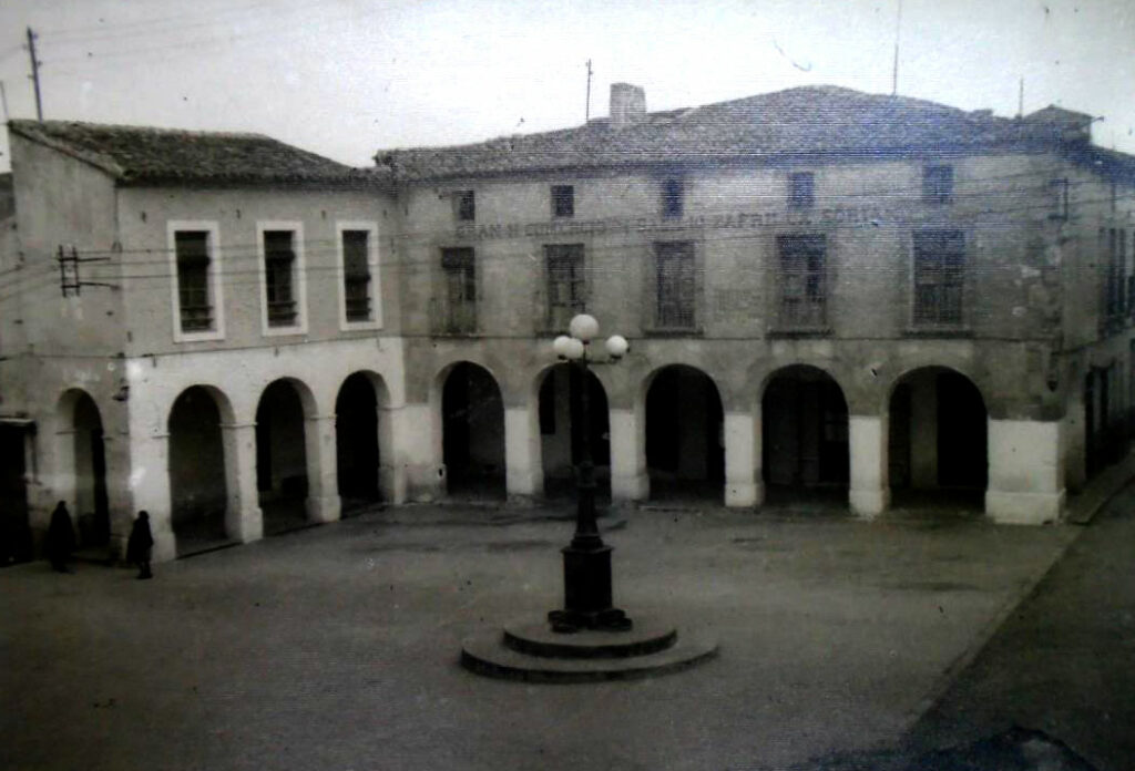 La farola de la plaza del Ayuntamiento, que se recuperó hace unos años