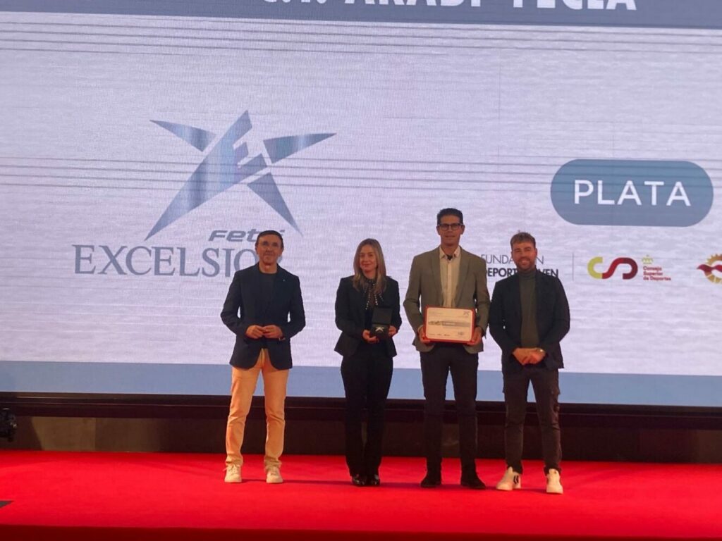 La escuela de triatlón yeclana es premiada por su labor en la III Gala de Certificación de la Excelencia, destacando su compromiso con el deporte base.