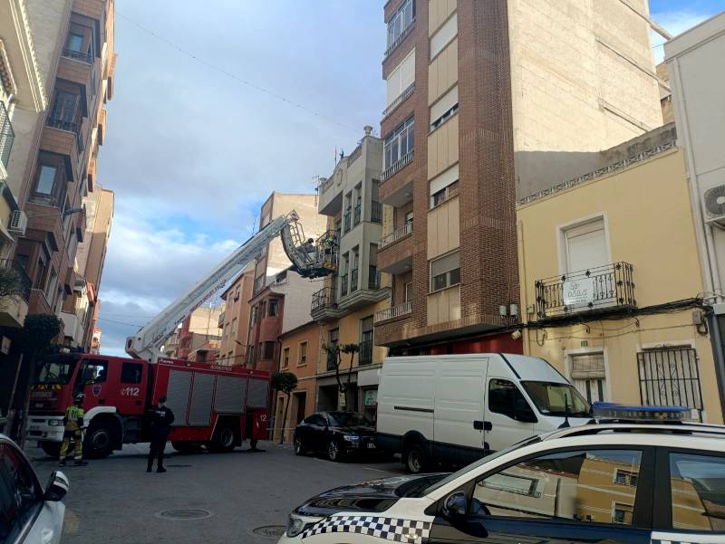 herido tras caerle cascotes en la Corredera.