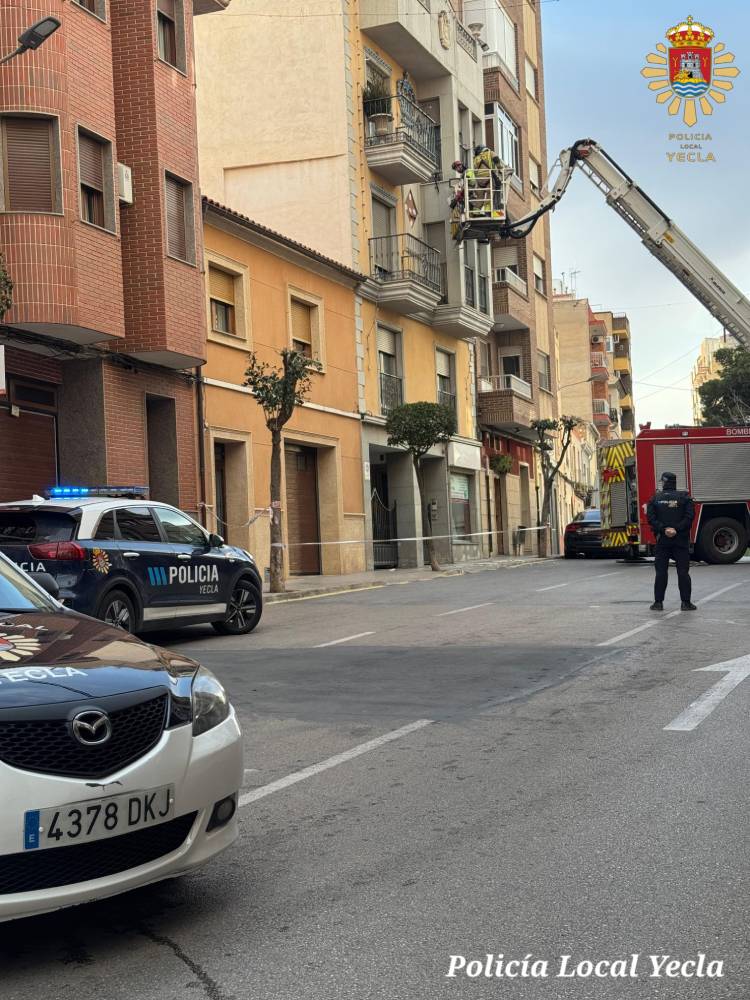 herido tras caerle cascotes en la Corredera.