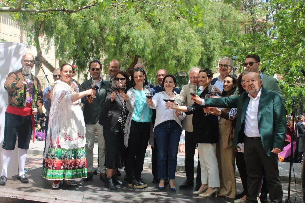 Brindis por el vino Denominación de Origen Yecla