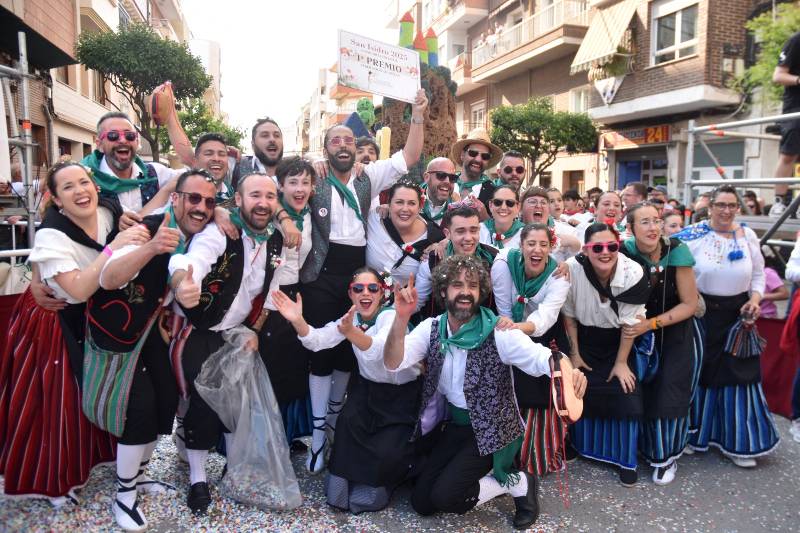 La peña A gallete celebrando el primer premio entre las infantiles.