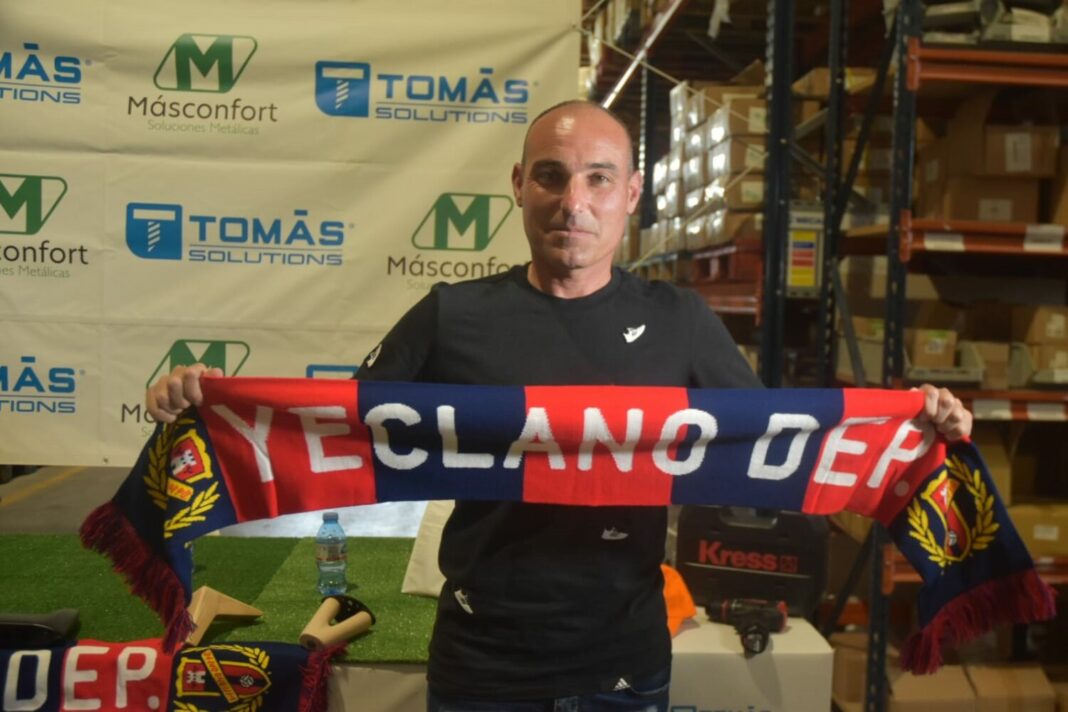 Iván Martínez, entrenador Yeclano Deportivo