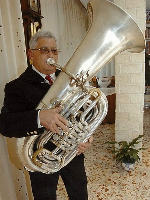 Andrés Soriano, tuba de la banda de Yecla