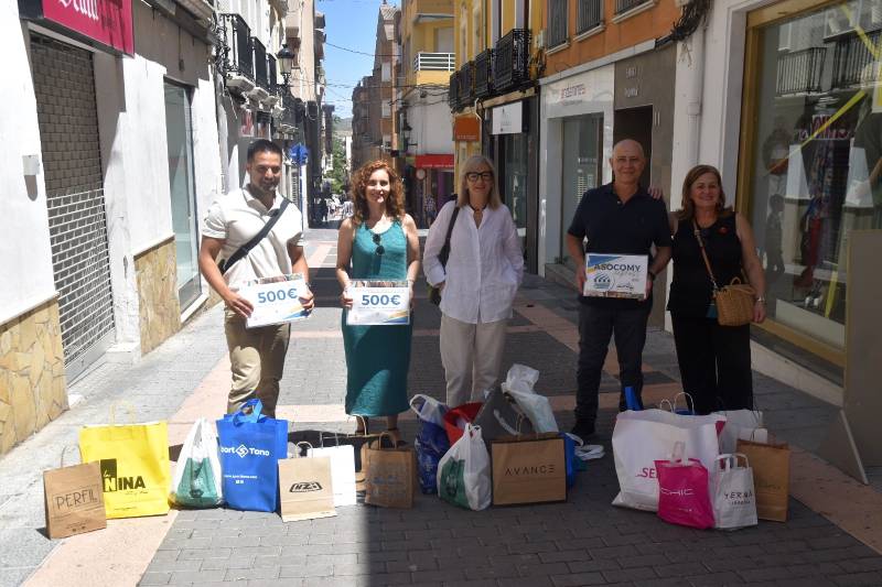 Tres vecinos de Yecla disfrutan del premio del Sorteo Asocomy Express