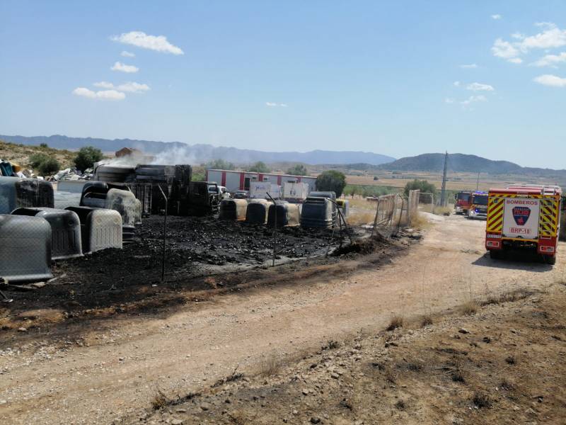 Cuatro bomberos son atendidos en el incendio de la planta de transferencia