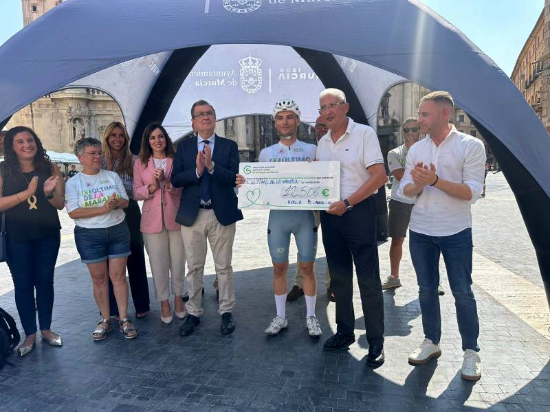  Gabriel García Auñón junto a la catedrál de Murcia a su llegada.