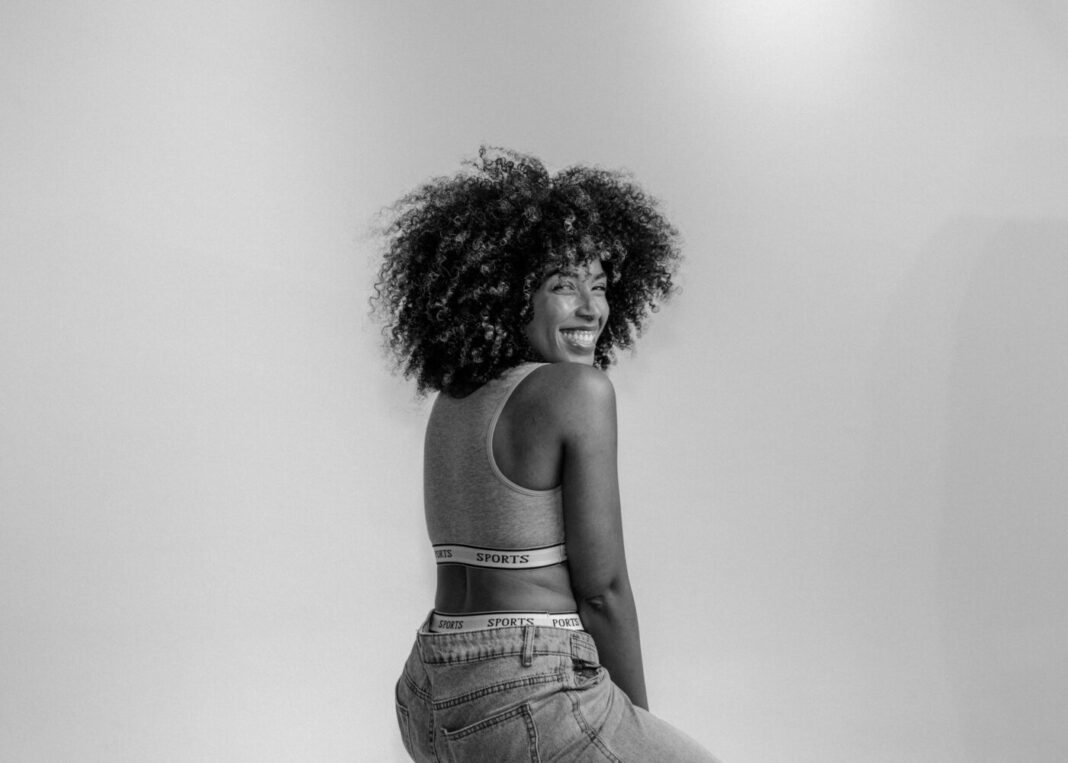 una mujer sonriente