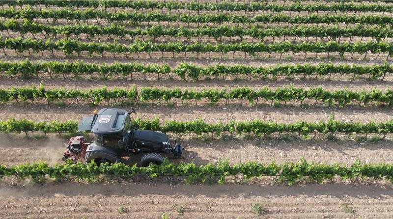 ID David inaugura una finca experimental para demostrar una mecanización casi total