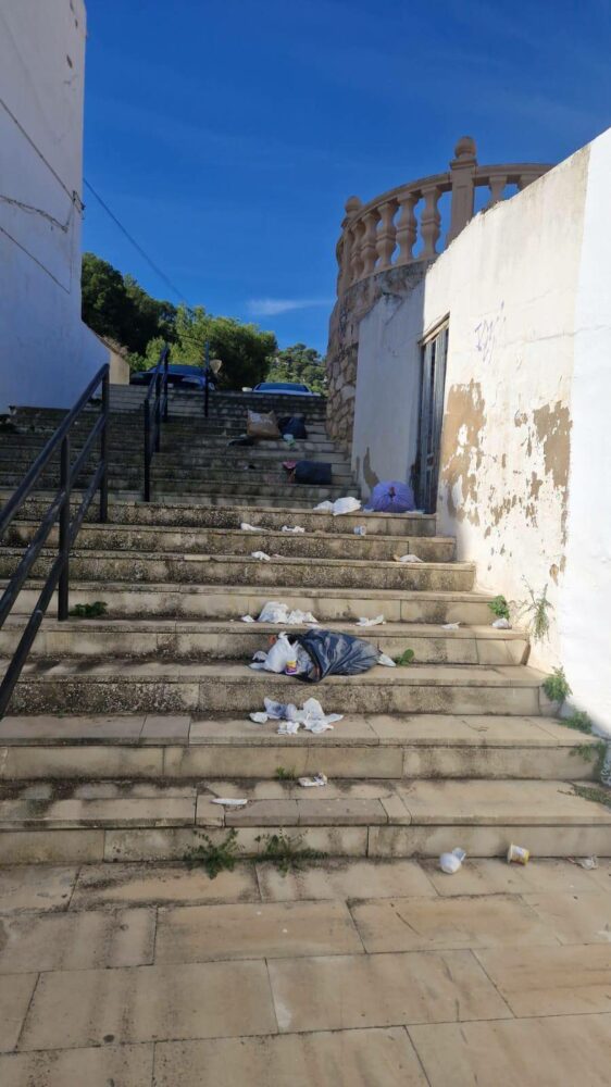 destrozos en la subida al santuario