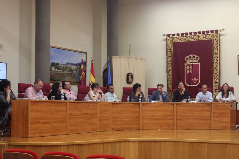 Tensión política y protestas por Palestina en el pleno