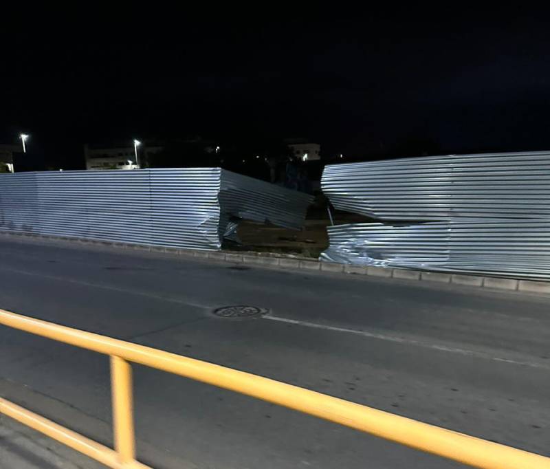 Se da a la fuga tras empotrarse contra una valla