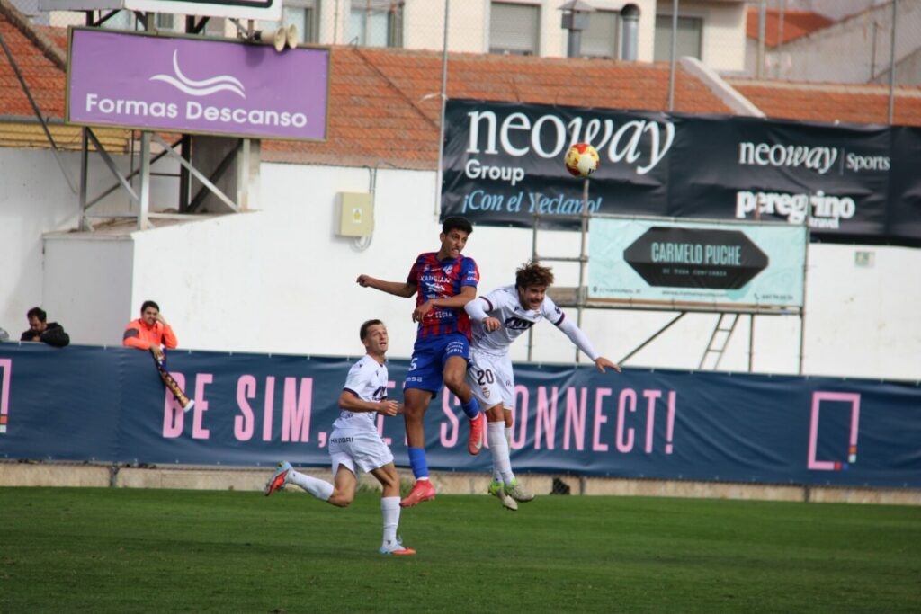 victoria del Yeclano ante el Real Jaén en el debut de Iván Ruiz