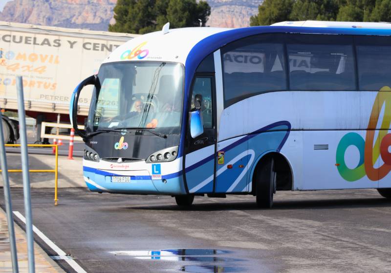 Cursos gratuitos de conductor de cami&oacute;n y autob&uacute;s