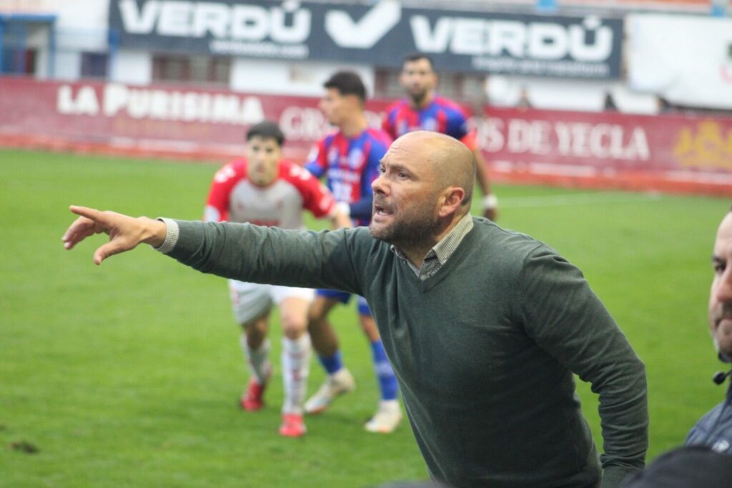 Iv&aacute;n Ruiz, entrenador del Yeclano