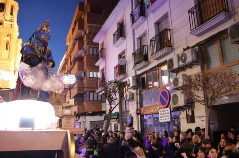 El frío no puede con la cabalgata de los Reyes Magos