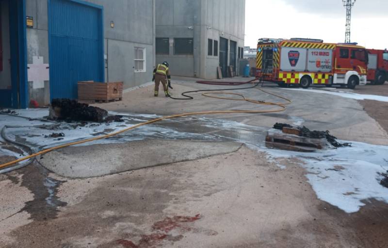 Controlado un fuego en el exterior de una nave industrial de Yecla