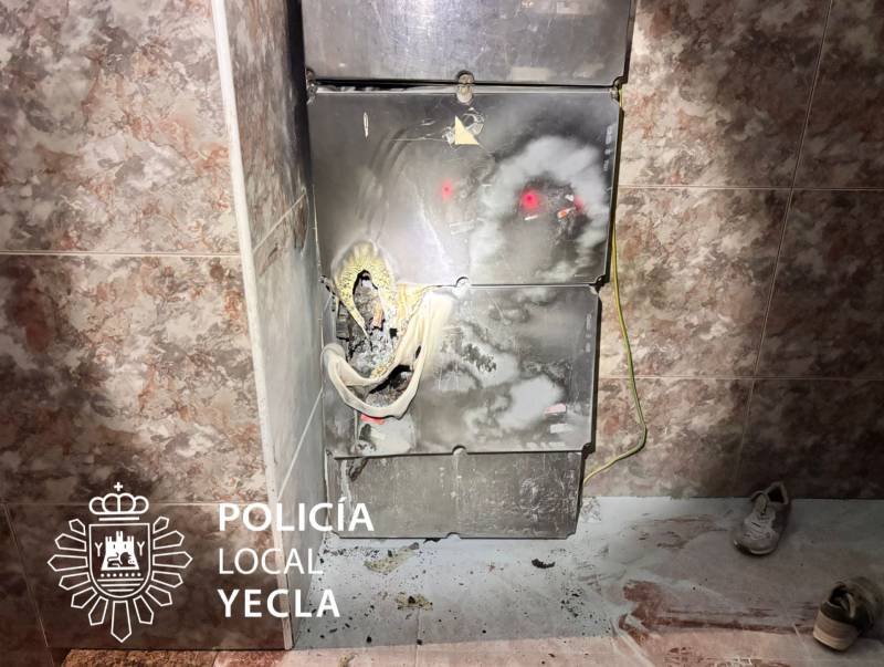 Incendio en un cuadro eléctrico obliga a desalojar un edificio en la calle San José