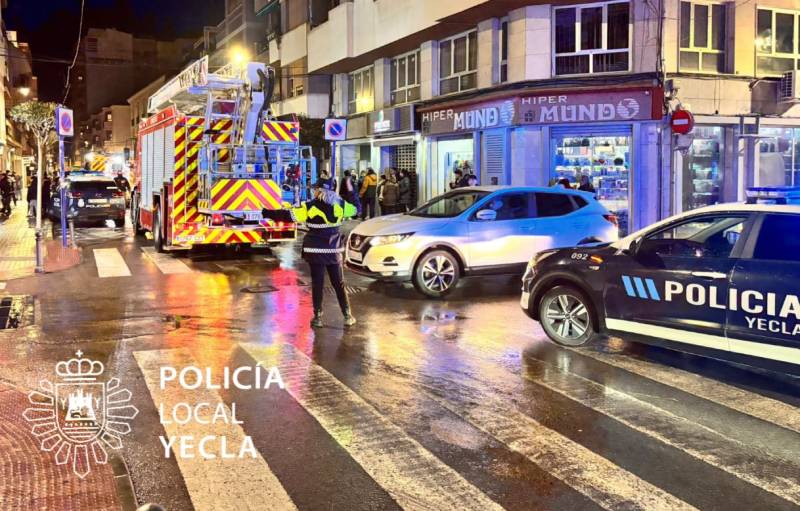 Incendio en un cuadro eléctrico obliga a desalojar un edificio en la calle San José