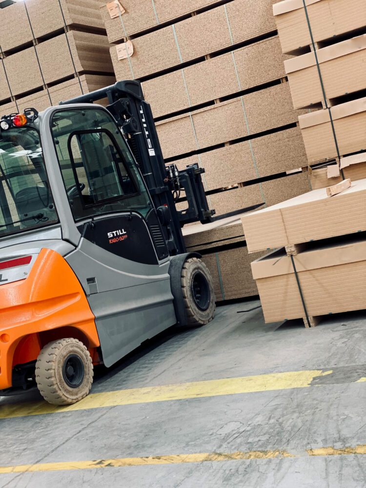 Almacen-maderas-fabrica-armazones-sofas-Yecla