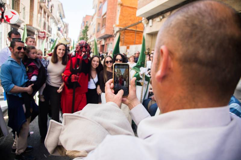 diablico Cierre colorido y c&aacute;lido de la Semana Santa