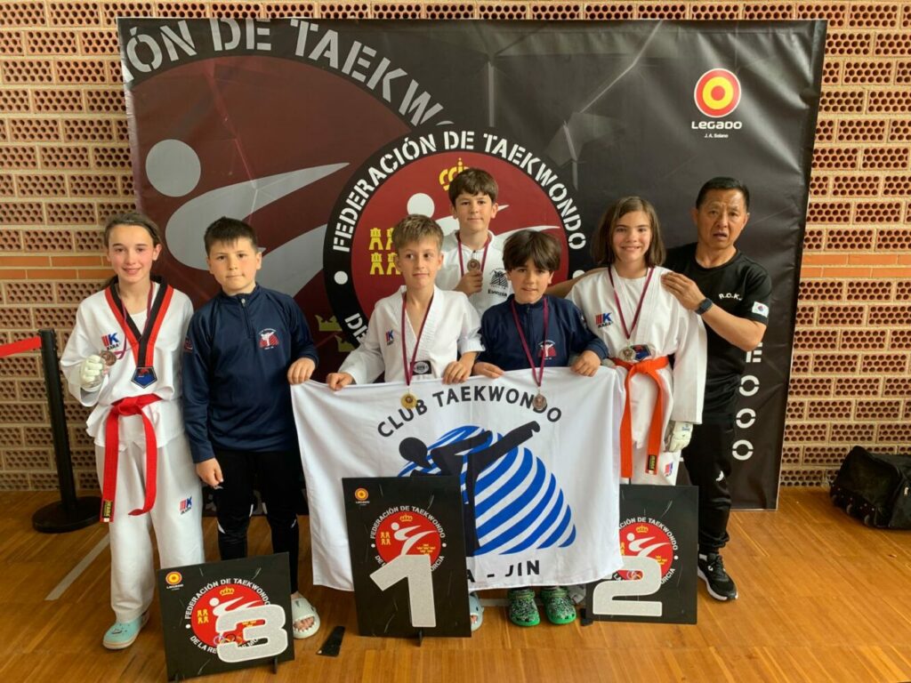Nueve medallas para el Club TKDO Yecla Jin en La Manga