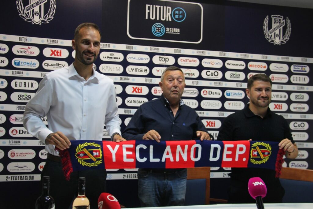 Xavi Gim&eacute;nez, entrenador del Yeclano