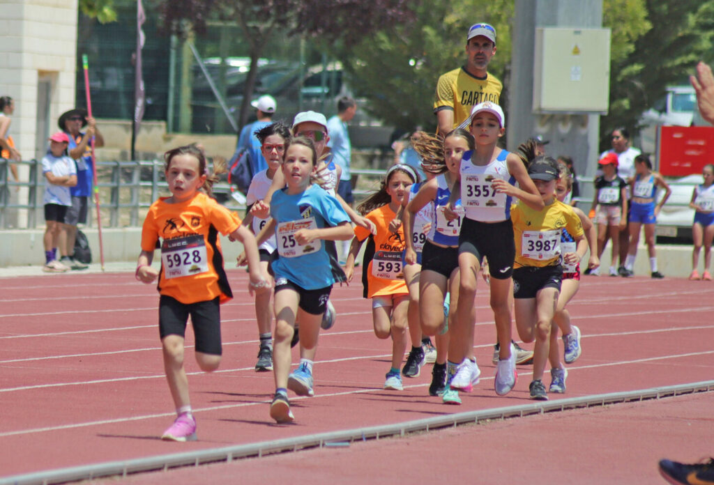 Los j&oacute;venes atletas del ADA Yeclano firmaron buenos resultados en la tercera jornada de verano sub-10 y sub-12 celebrada en Yecla