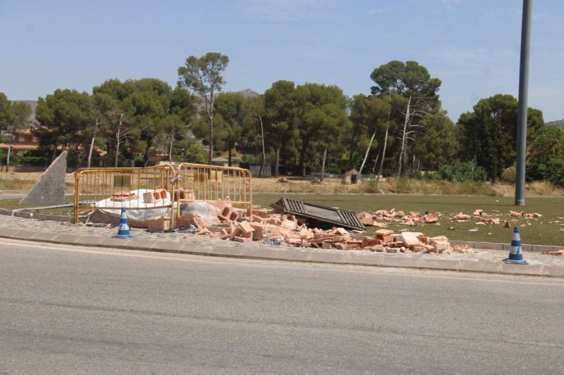 j&oacute;venes heridos tras empotarse contra la rotonda de la Feria del Mueble