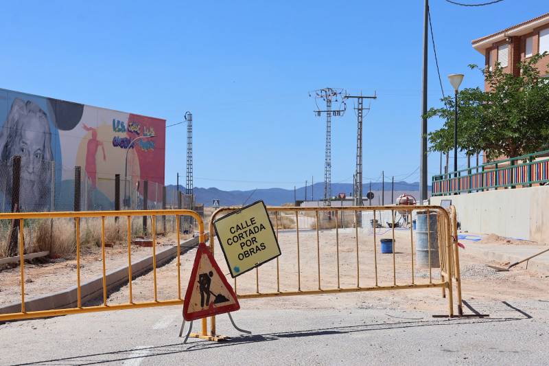 asfalta dos tramos en la calle Águilas y avenida de Murcia