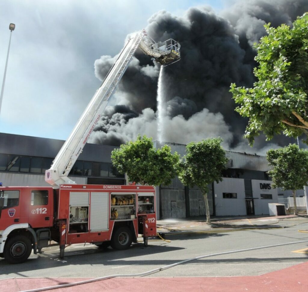incendio en el pol&iacute;gono de Las Teresas