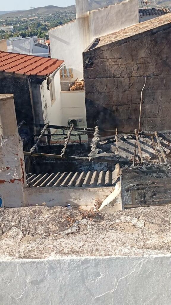 Tres personas atendidas tras un incendio en una vivienda de la calle San Felipe
