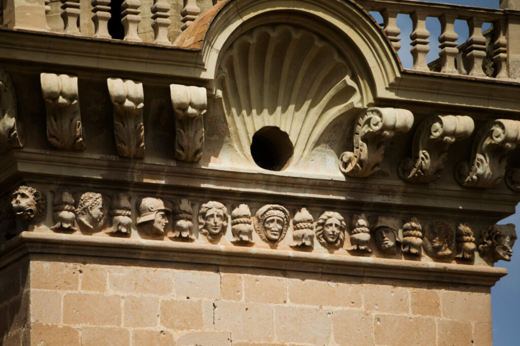milicianos en las caras de la iglesia vieja