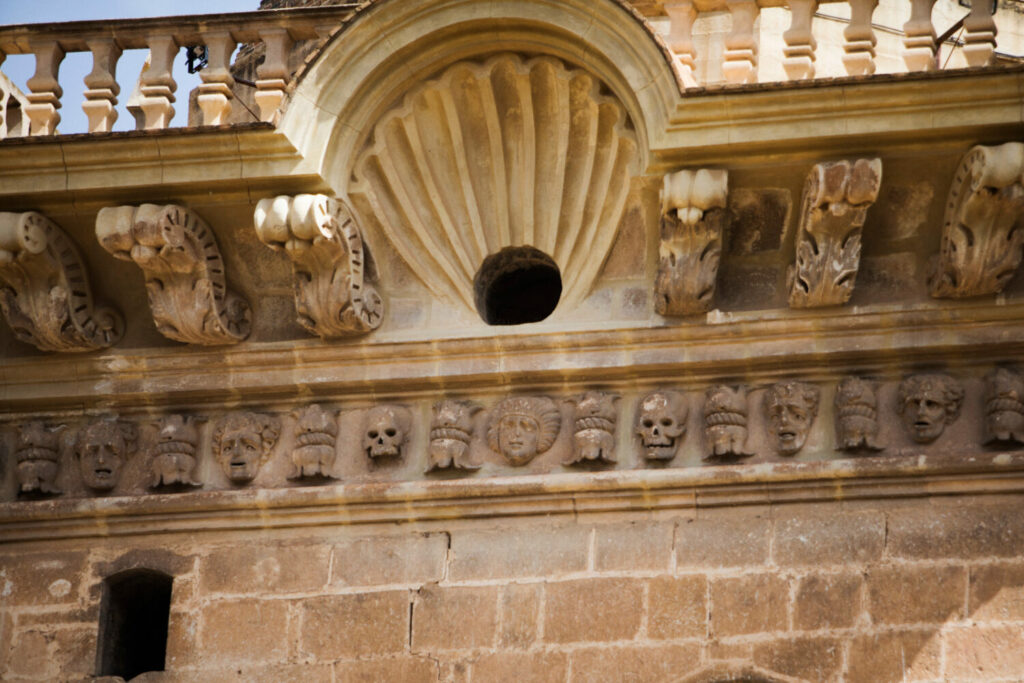 calaveras en la iglesia vieja caras