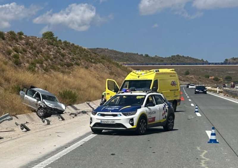 Un fallecido tras arrollar un cami&oacute;n a un turismo en la A-33 de Yecla