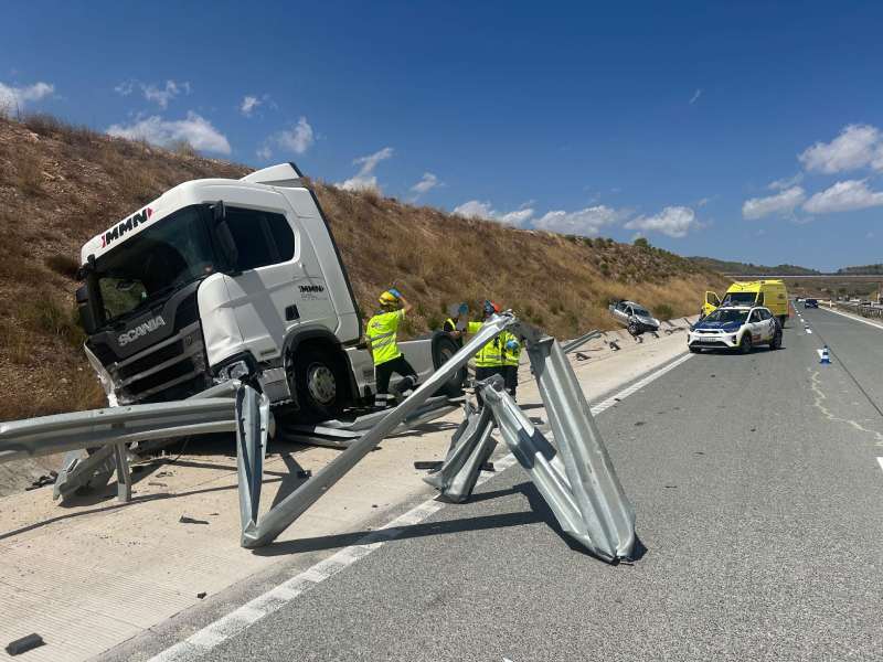 Un fallecido tras arrollar un camión a un turismo en la A-33 de Yecla