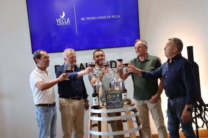 El Yeclano y el Alcoyano disputan la XL edición del Trofeo Vinos de Yecla